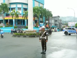 Personel Pomdam XV/Pattimura Laksanakan Pengawalan Kirab Bendera Merah Putih