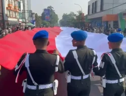 Personel Denpom III/1 Mengarak Bendera Merah Putih Sepanjang 100 Meter
