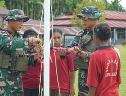 Bantu Cerdaskan Anak Bangsa, Personil Satgas Pamtas Statis Yonif 131/BRS Mengajar Siswa-Siswi di SMPN 5 Arso
