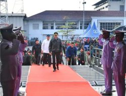 Panglima TNI Sematkan Brevet Kehormatan Hiu Kencana Kepada Presiden RI di atas KRI RJW-992