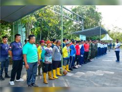 Lantamal XII Bersama TNI-Polri Ajak Masyarakat Bersih-bersih Alun-alun Kapuas Pontianak Dalam Rangka HUT Ke-79 TNI 