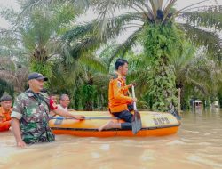 Akibat Curah Hujan Yang Tinggi Banjiri Rumah Warga, Babinsa Koramil 03/ Pandan Bantu evakuasi warga korban banjir ke tempat aman