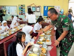 Kodam I/BB Dukung Kesehatan dan Kecerdasan Anak dengan Pemberian Makanan Sehat Bergizi di SDN Sunggal